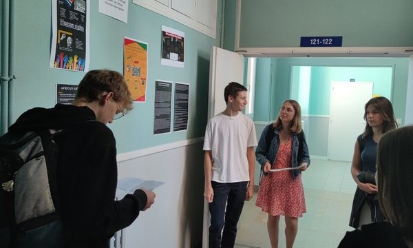 Les élèves de première euro présentent leur expo "fighting for freedom"